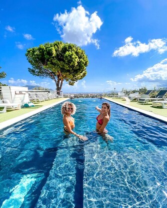 Piscina panoramica del Da Vinci Resort con vista mare