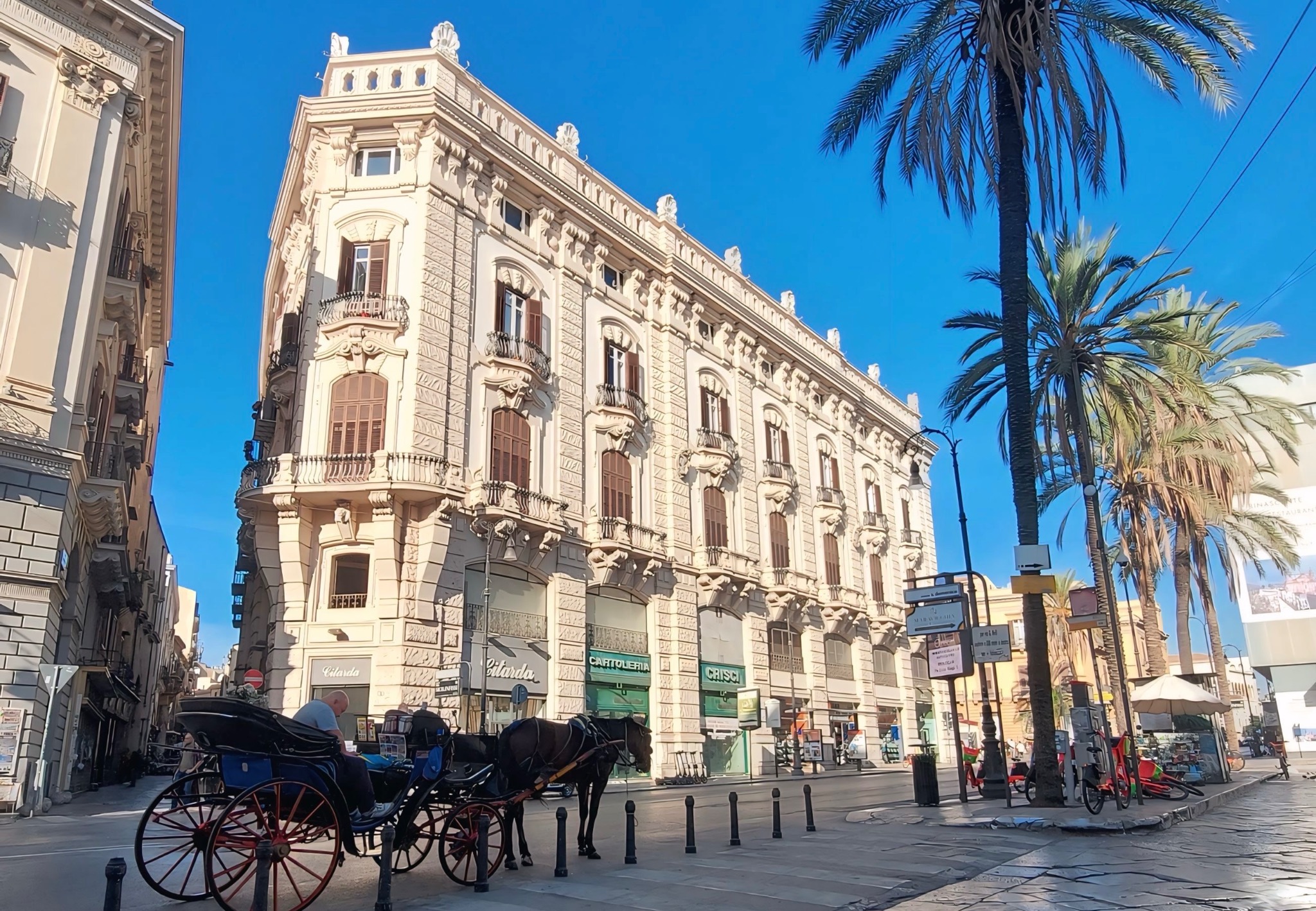 Facciata storica del Palazzo Moncada in centro a Palermo