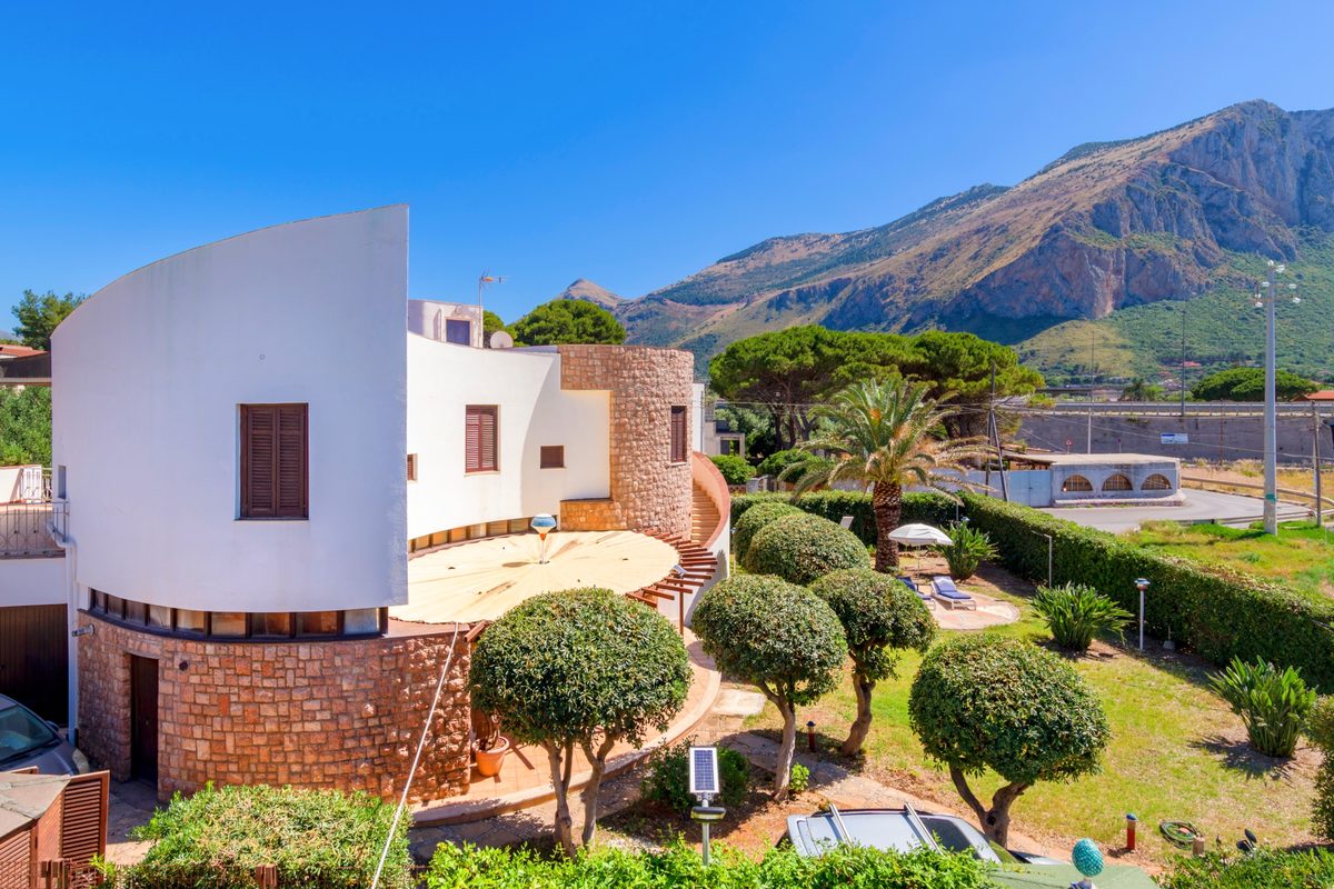 Giardino con vista baia e sdraio della Tilde Sunset Bay Villa in Sicilia