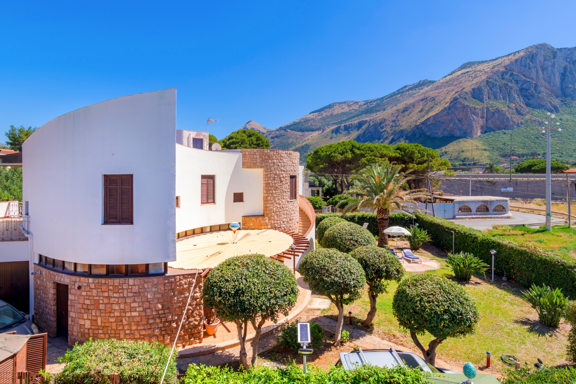 Giardino con vista baia e sdraio della Tilde Sunset Bay Villa in Sicilia