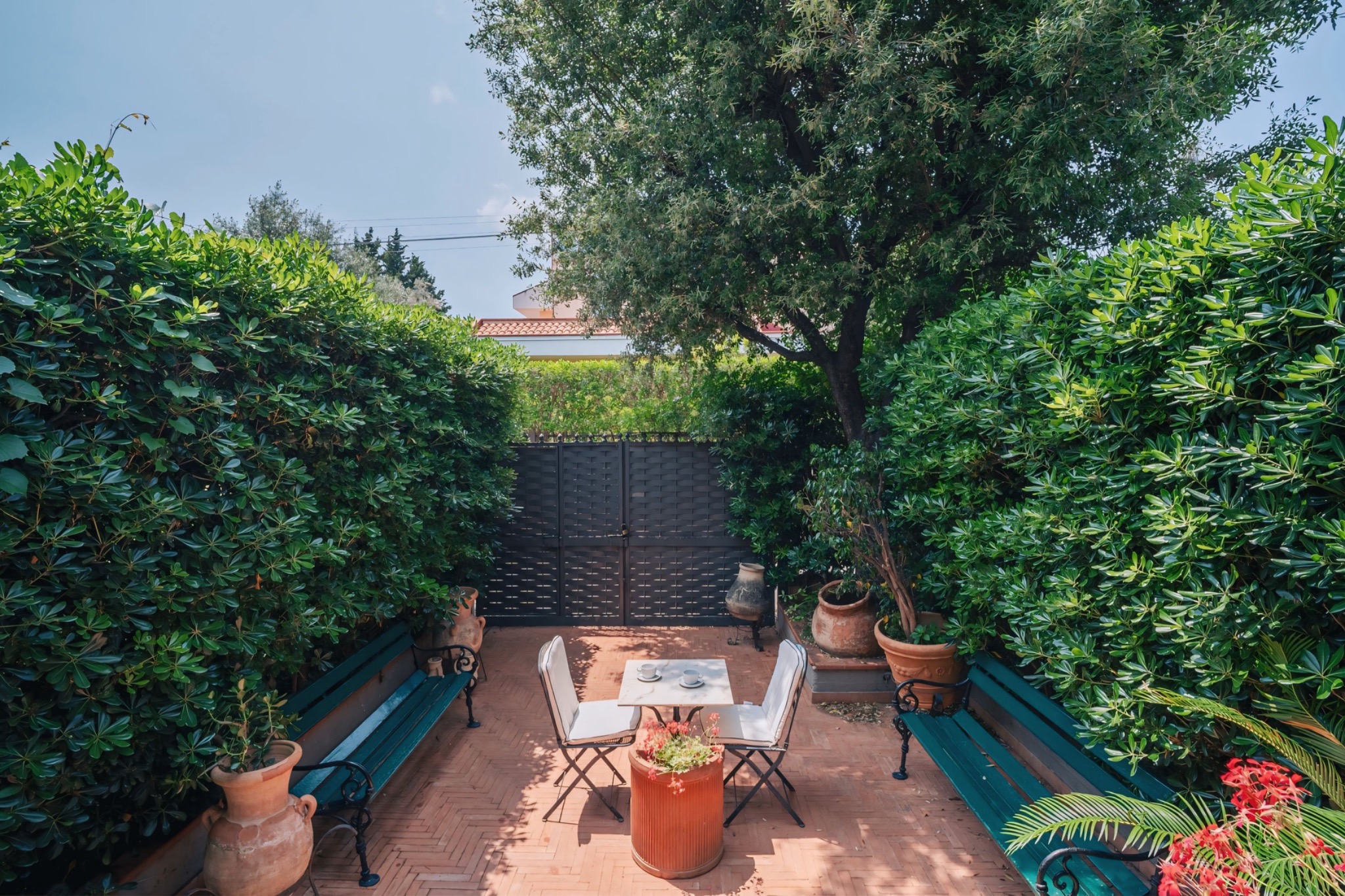 Giardino esterno di Villa Harmony, relax e privacy a Mondello